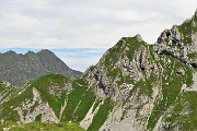 29 Zoom verso il sentiero dei fiori alla Bocchetta di Corna Piana (2078 m)